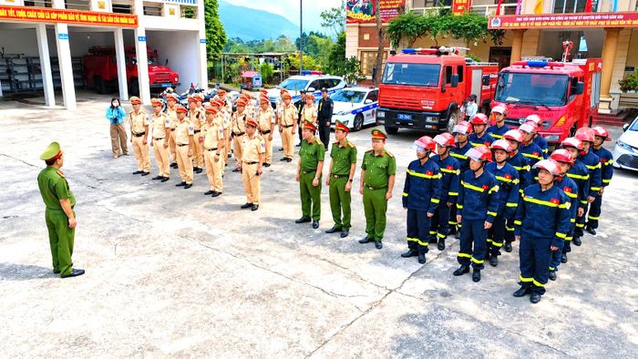 Sáng 16/10, thực hiện chỉ đạo của UBND tỉnh Lào Cai về công tác bảo đảm an ninh, trật tự phục vụ Lễ hội Mường Lò năm 2026, theo đó, đại tá Trần Xuân Tuấn, Phó giám đốc Công an tỉnh đã chỉ đạo triển khai các phương án bảo đảm an toàn cho các hoạt động trong khuôn khổ lễ hội.