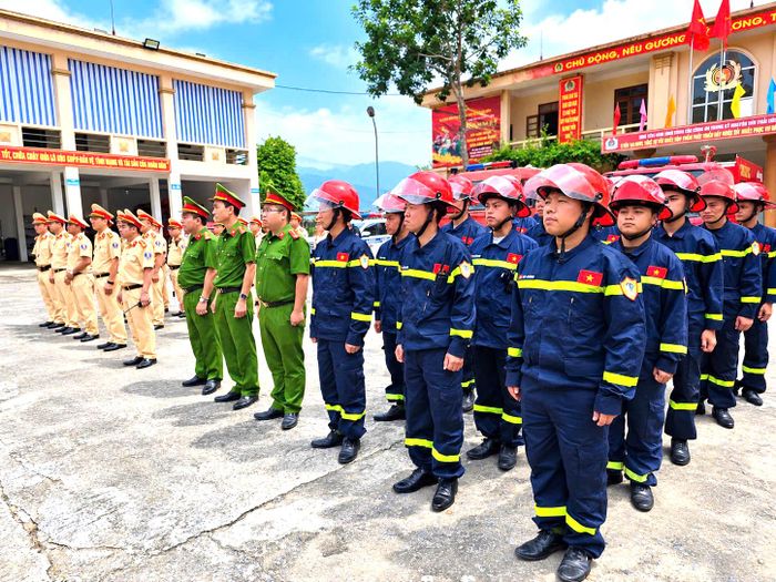 Công an tỉnh chỉ đạo các đơn vị nghiệp vụ và lực lượng công an liên quan tổ chức khảo sát thực tế khu vực sân vận động cùng các địa điểm xung quanh, nơi diễn ra các hoạt động lễ hội. Trên cơ sở đánh giá điều kiện thực tế, lực lượng chức năng xây dựng phương án tổng thể, xác định các khu vực trọng điểm, bố trí lực lượng và phương tiện phù hợp.