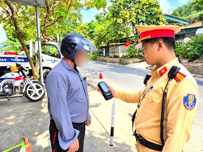 Qua kiểm tra, tổ công tác phát hiện anh Giàng A T (sinh năm 1987, trú tại xã Phình Hồ) điều khiển xe mô tô mang biển kiểm soát 21KA-230.xx có dấu hiệu vi phạm nồng độ cồn. Kết quả đo cho thấy, nồng độ cồn của người điều khiển phương tiện là 0,042 mg/lít khí thở.