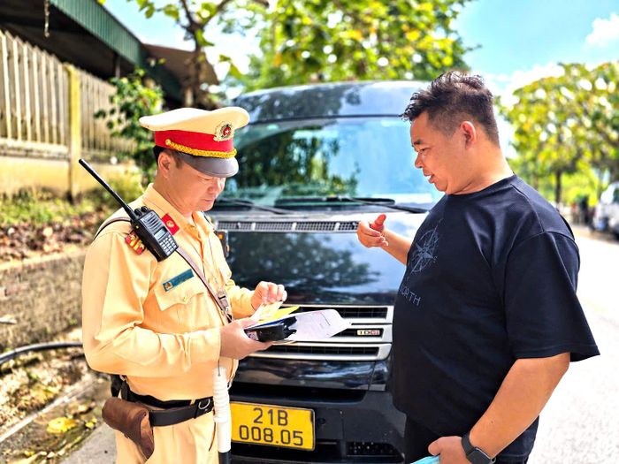 Trung tá Đinh Trọng Phong cho biết: Đảm bảo trật tự, an toàn giao thông phục vụ Lễ hội Mường Lò năm 2026, lực lượng CSGT duy trì tuần tra, kiểm soát lưu động 24/24h trên các tuyến đường được phân công quản lý, kịp thời phát hiện và xử lý các tình huống có nguy cơ ảnh hưởng đến an toàn giao thông. Đối với khu vực vòng ngoài nơi diễn ra lễ hội, các tổ công tác tập trung phân luồng, hướng dẫn phương tiện, đồng thời tăng cường tuần tra, kiểm soát từ xa nhằm hạn chế ùn tắc, bảo đảm giao thông thông suốt.