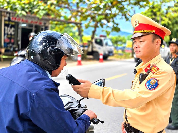 Khoảng 10h, tại Km 173+100, quốc lộ 32, tổ công tác do trung tá Đinh Trọng Phong, Phó đội trưởng Đội CSGT đường bộ số 4 tổ chức kiểm tra, bảo đảm trật tự, an toàn giao thông phục vụ lễ hội trên địa bàn. Trong quá trình thực hiện nhiệm vụ, lực lượng CSGT kết hợp tuyên truyền, nhắc nhở người dân chấp hành nghiêm các quy định của pháp luật về an toàn giao thông.