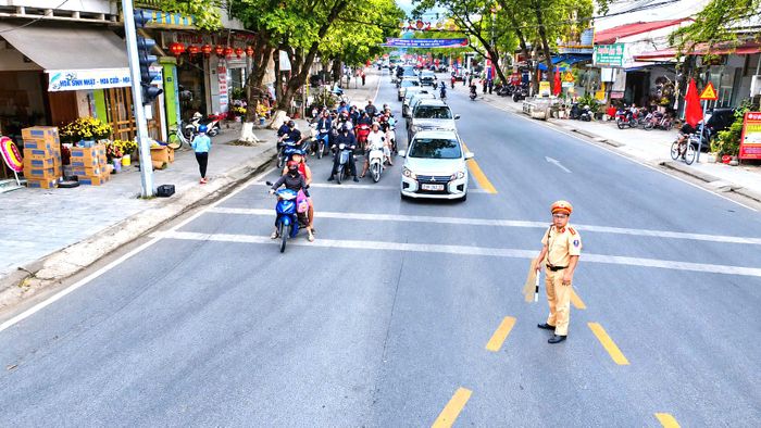 Theo thông báo của UBND tỉnh Lào Cai ngày 13/10/2026, việc phân luồng giao thông được triển khai trên đường tỉnh 174, đoạn từ Km 2+300 (gần Công an phường Nghĩa Lộ) đến Km 4+500 (gần Cây xăng Nghĩa Hằng). Thời gian phân luồng từ 16h - 22h30 ngày 16/10.