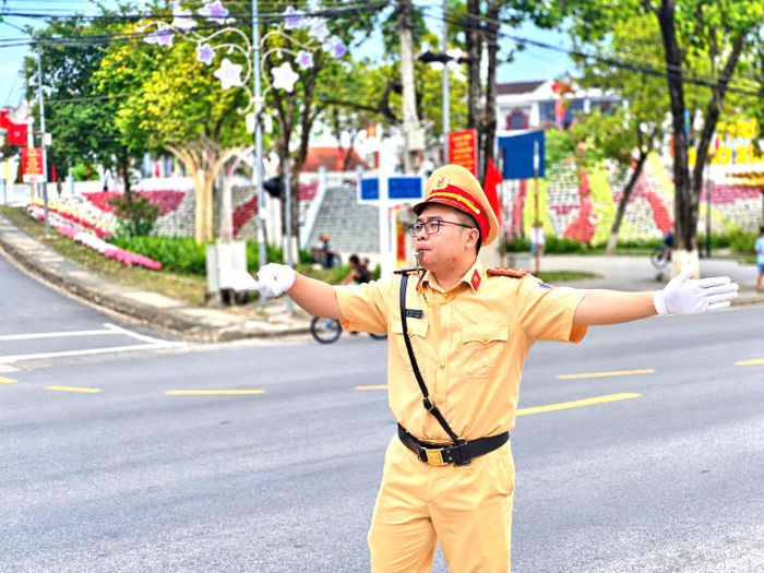 Đại úy Trần Hải Nam hiện công tác tại Đội CSGT đường bộ số 2 chia sẻ: "Trong dịp diễn ra Lễ hội Mường Lò năm 2026, tôi được tăng cường lực lượng, tham gia thực hiện nhiệm vụ bảo đảm trật tự, an toàn giao thông, phục vụ người dân và du khách tham gia các hoạt động lễ hội. Trong thời gian diễn ra tôi cùng các cán bộ, chiến sĩ triển khai nhiệm vụ theo sự phân công của đơn vị, góp phần bảo đảm giao thông thông suốt, an toàn trong thời gian diễn ra sự kiện".