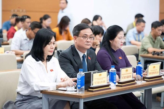 Các đại biểu và phóng viên tham dự họp báo. Ảnh: Media Quốc hội.