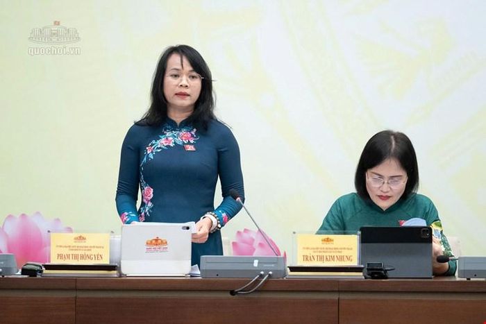 Đại biểu chuyên trách của Ủy ban Kinh tế - Tài chính Phạm Thị Hồng Yến trả lời tại họp báo. Ảnh: Media Quốc hội. 