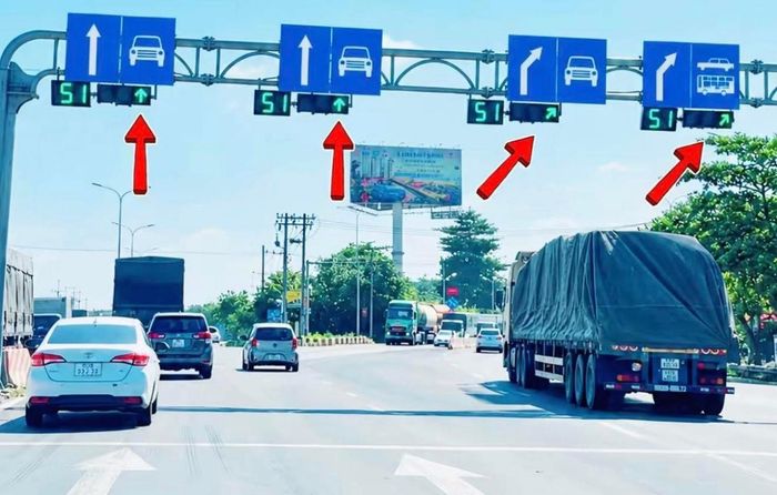 Hiện nay đèn tín hiệu ở nút giao Sơn Tiên đã phủ hợp với biển báo và vạch kẻ đường giúp việc lưu thông trên QL51 thuận lợi hơn.