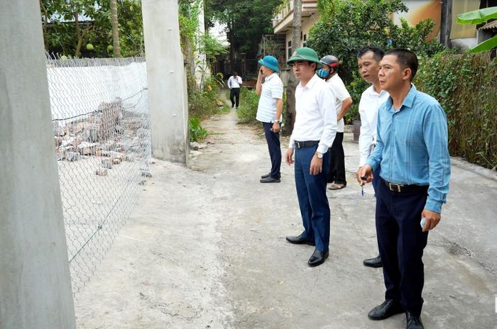 Lãnh đạo xã Dương Hòa kiên trì vận động từng trường hợp vi phạm tự giác khắc phục.