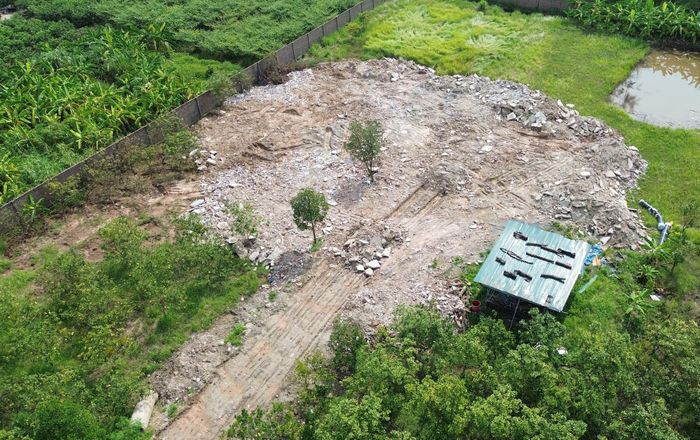 Nhiều ô đất sản xuất nông nghiệp bị san lấp bằng phế thải, bã bê tông để tạo mặt bằng tại xã An Khánh.