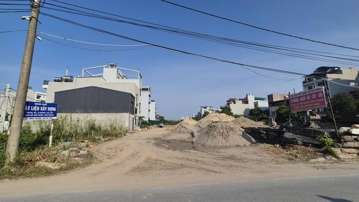 Một bãi kinh doanh vật liệu xây dựng trên địa bàn xã Ô Diên.