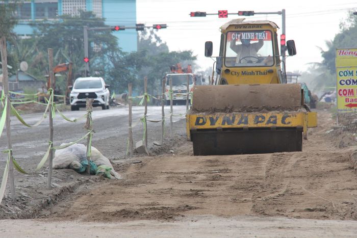 Xe lu hoạt động nhộn nhịp đoạn gần nút giao cao tốc.