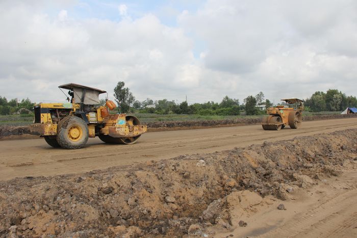 Không vướng mặt bằng, nhà thầu đang gấp rút thi công móng, nền đường.