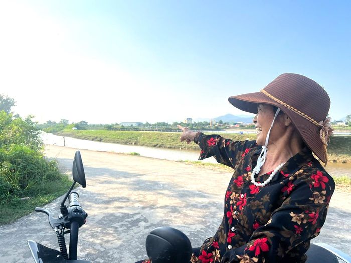 Bà Cao Thị Ngụ - một người dân, chia sẻ với phóng viên về tình hình hư hỏng tại đê Kênh Thấp đoạn qua xóm Hưng Thái.