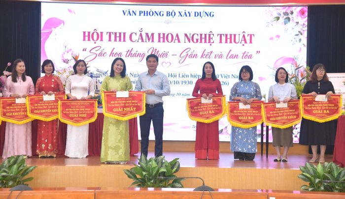 Ông Lâm Văn Hoàng, Chánh văn phòng Bộ Xây dựng trao giải nhất hội thi cho Tổng Công ty quản lý bay Việt Nam.