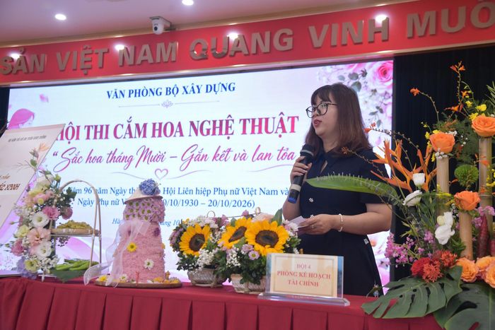 Các đội thi thuyết trình, chia sẻ ý tưởng, ý nghĩa và thông điệp của tác phẩm. Phần thuyết trình tối đa 5 phút.