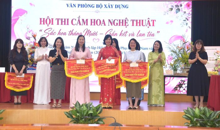 Ban tổ chức trao 3 giải khuyến khích cho các đội tham gia hội