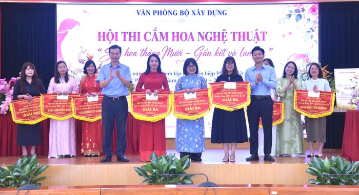 Ba đội thi đạt giải ba lên nhận giải.