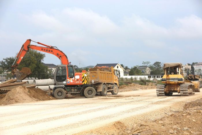 Để tháo gỡ khó khăn do biến động giá, UBND tỉnh Thanh Hóa cũng yêu cầu nhà thầu tập trung nguồn lực bảo đảm tiến độ, khẩn trương lập hồ sơ điều chỉnh giá đối với khối lượng đủ điều kiện theo hợp đồng và quy định pháp luật.