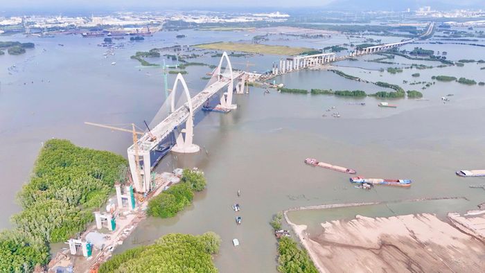 Cũng theo Ban QLDA, hiện nay công trình cũng đang chịu tác động từ biến động giá nhiên liệu, vật tư và vật liệu xây dựng. Giá đầu vào thay đổi khiến các nhà thầu gặp thêm áp lực về chi phí, đòi hỏi phải chủ động phương án cung ứng, tổ chức thi công hợp lý và phối hợp chặt chẽ với chủ đầu tư để hạn chế ảnh hưởng đến tiến độ.