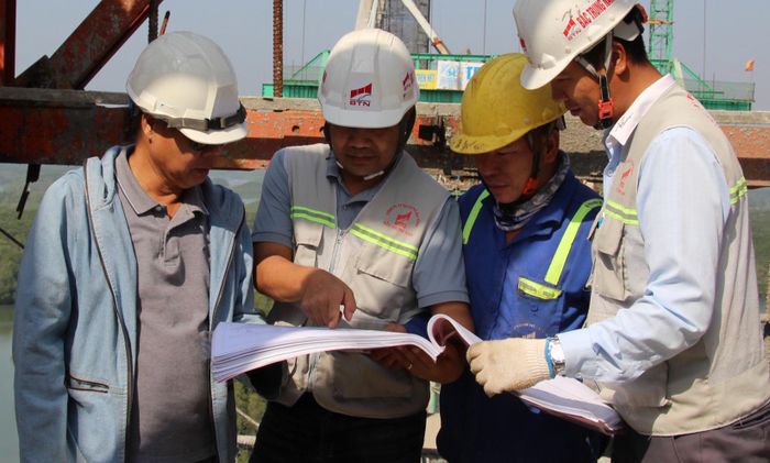 Ông Đặng Ngọc Thạch, Phó chỉ huy trưởng công trình thuộc gói thầu số 39 (nhà thầu Bắc Trung Nam) cho biết, phần việc của Bắc Trung Nam tại đây gần như đã hoàn thành. Hiện công nhân đang tập trung lắp đặt lan can thép và dọn dẹp công trường. Cạnh đó nhà thầu Trung Chính cũng đang hoàn thiện những công việc cuối.