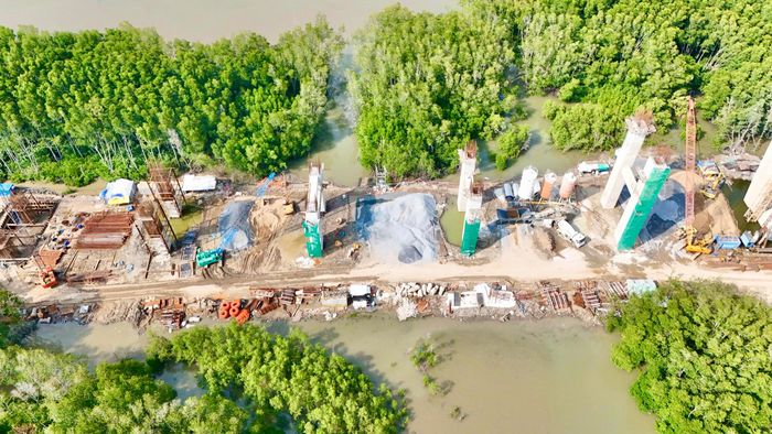 Để bảo đảm tiến độ chung, Ban QLDA yêu cầu các nhà thầu tăng cường nhân lực, thiết bị, tổ chức nhiều mũi thi công và tập trung vào những hạng mục quyết định tiến độ. Phần cầu dẫn cần được đẩy nhanh, trong khi các hạng mục hoàn thiện trên cầu chính phải triển khai đồng bộ, tránh tình trạng chờ đợi giữa các công đoạn.