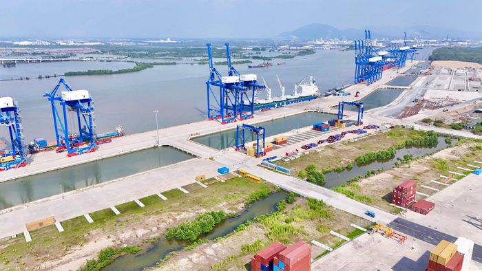 Từ đó, cầu Phước An còn được kỳ vọng trở thành mắt xích quan trọng trong mạng lưới giao thông liên vùng. Cầu sẽ cùng các tuyến vành đai, cao tốc, quốc lộ… phát huy hiệu quả, góp phần rút ngắn hành trình miền Tây, miền Đông về các cảng, giảm chi phí logistics và tăng năng lực khai thác hệ thống cảng biển phía Nam.