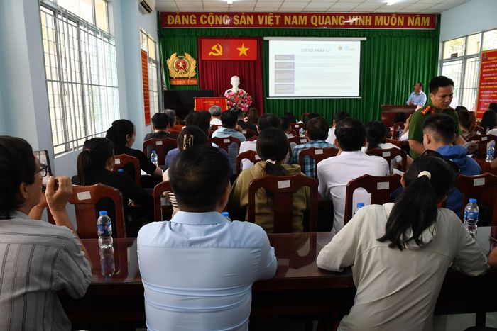 Các xã, phường trên toàn tỉnh Đồng Tháp đang đẩy mạnh công tác hướng dẫn người dân, doanh nghiệp số hóa dữ liệu.