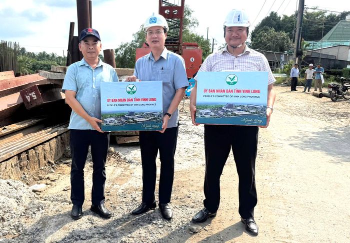 Tại buổi kiểm tra, ông Trần Trí Quang, Chủ tịch UBND tỉnh Vĩnh Long tặng quà động viên cho các đơn vị thi công.