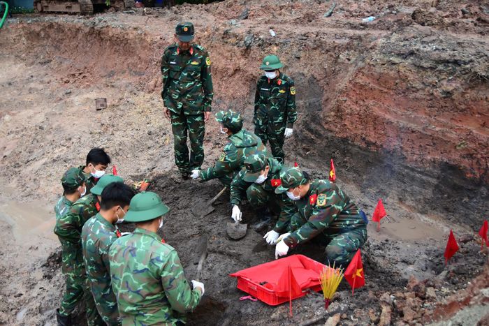 Các chiến sĩ tìm thấy thêm thêm 12 hài cốt liệt sĩ tại Công viên Lê Thị Riêng.