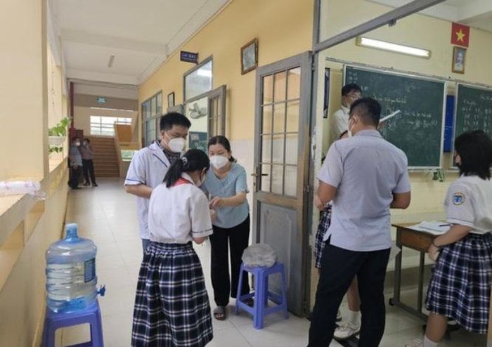 Công tác điều tra dịch tễ và triển khai biện pháp dự phòng được thực hiện sau khi ghi nhận các ca bệnh não mô cầu tại trường học.
