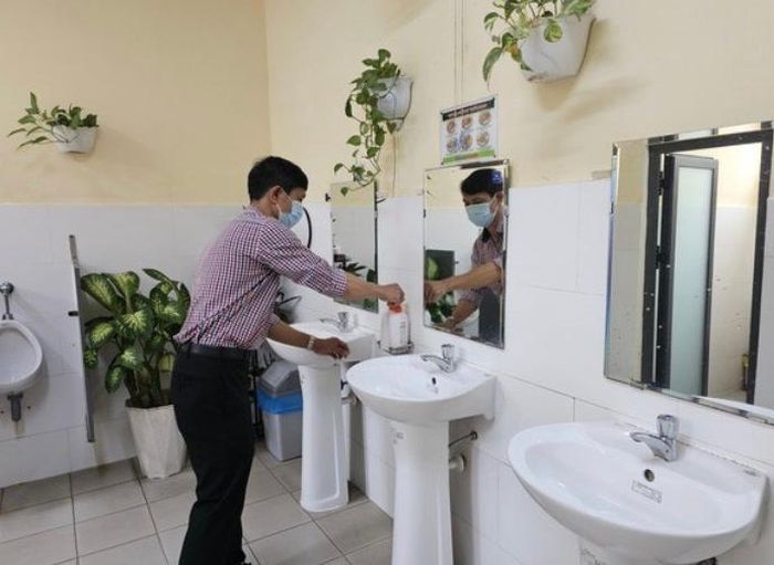 Nhà trường được hướng dẫn bảo đảm phòng học thông thoáng, duy trì vệ sinh cá nhân và vệ sinh hô hấp để phòng bệnh.