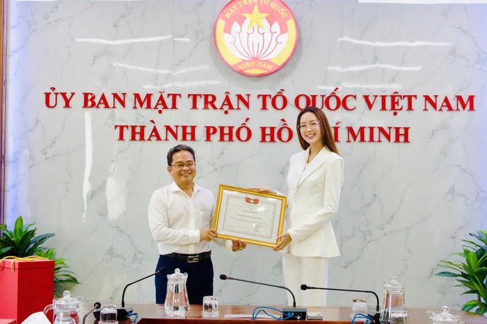 Hoa hậu Bảo Ngọc nhận bằng khen của Ủy ban Mặt trận Tổ quốc Việt Nam TP.HCM trao tặng.