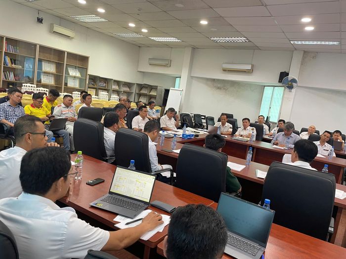 Cảng vụ Hàng hải TP.CHM họp với các đơn vị liên quan để hoàn thiện phương án lai dắt cầu đi bộ (Ảnh chụp chiều 16/10)