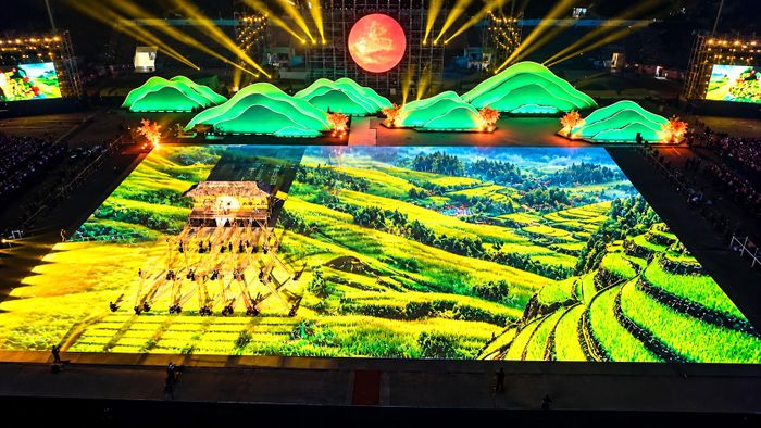 Từ hình ảnh cánh đồng lúa, những cô gái Thái bên dòng suối, không gian Hạn Khuống giao duyên đến phong tục thách cưới, đón dâu và đám cưới bản Mường, các tiết mục đã khắc họa vẻ đẹp văn hóa truyền thống, tình yêu thủy chung và những giá trị được cộng đồng gìn giữ qua nhiều thế hệ.