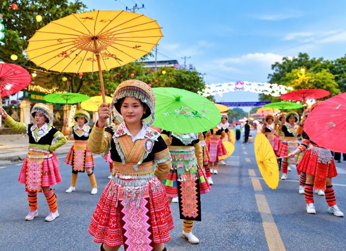 Chương trình có quy mô 400 diễn viên, chia thành 8 khối, mỗi khối gồm 50 diễn viên, đại diện cho sắc màu văn hóa đặc trưng của các dân tộc trên địa bàn, gồm các dân tộc Thái, Khơ Mú, Mường, Tày, Mông, Dao, Kinh.