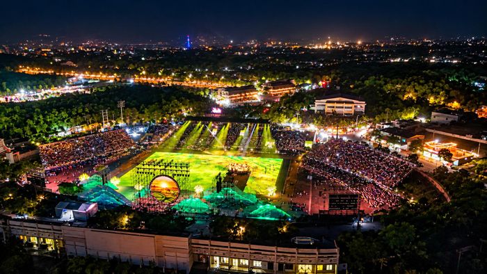 Đúng 19h30, buổi khai mạc Lễ hội Văn hóa, Du lịch Mường Lò năm 2026, với chủ đề "Xòe Thái- Trọn một vòng yêu"