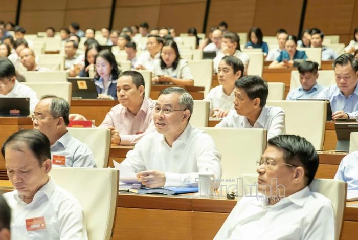 Ủy viên Trung ương Đảng, Bí thư Đảng ủy, Bộ trưởng Bộ Tài chính Ngô Văn Tuấn và các đại biểu tham dự hội nghị tại điểm cầu phòng họp Diên Hồng. Ảnh: Đức Thanh