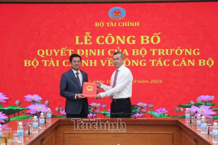 Bộ trưởng Ngô Văn Tuấn trao Quyết định điều động, bổ nhiệm Giám đốc Kho bạc Nhà nước cho ông Phạm Đức Thắng. Ảnh: Đức Minh