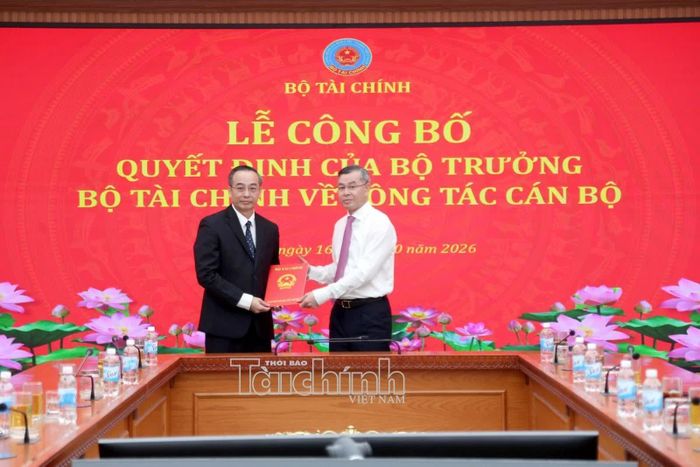 Bộ trưởng Ngô Văn Tuấn trao Quyết định tiếp nhận, bổ nhiệm Vụ trưởng Vụ Tổ chức cán bộ (Bộ Tài chính) cho ông Nguyễn Lương Thuyết. Ảnh: Đức Minh