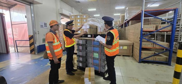 Công chức Chi cục Hải quan Khu vực XIX kiểm tra thực tế hàng hóa.