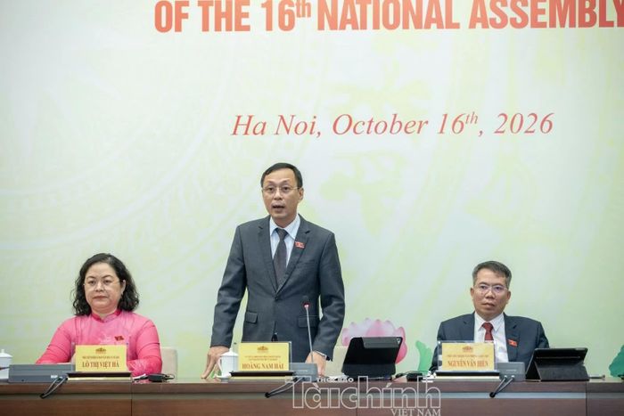 Ông Hoàng Nam Hải, Ủy viên chuyên trách Ủy ban Dân nguyện và Giám sát trả lời tại cuộc họp báo. Ảnh: Đức Thanh