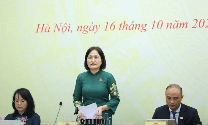 Bà Trần Thị Kim Nhung, Uỷ viên chuyên trách Uỷ ban Pháp luật và Tư pháp trả lời tại họp báo.