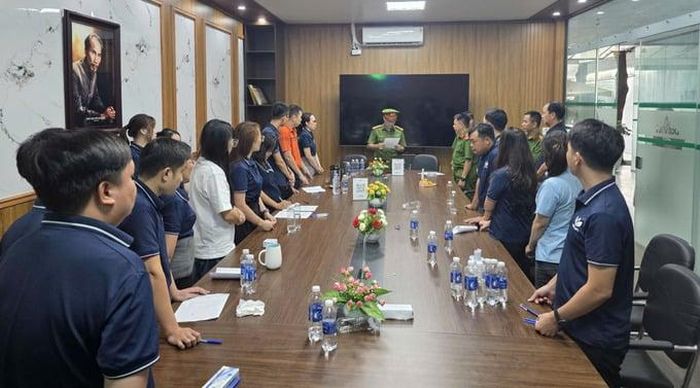  Lực lượng chức năng thi hành lệnh khám xét tại Công ty TNHH Công nghệ Môi trường Đất Việt. Ảnh: Bộ Công an. 