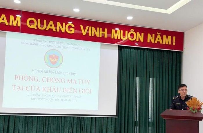  Lực lượng hải quan nhấn mạnh thông điệp “Không nhận - không giữ - không mang hộ - không vận chuyển hàng không rõ nguồn gốc” nhằm nâng cao ý thức cảnh giác, phòng ngừa nguy cơ vô tình tiếp tay cho các hành vi vận chuyển trái phép chất ma túy. 