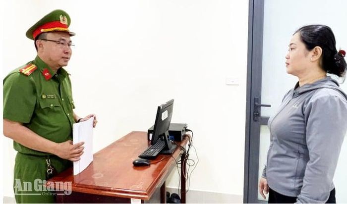Khởi tố Nguyễn Thị Năm về hành vi mua bán trái phép hóa đơn. (Ảnh: An Giang Online)