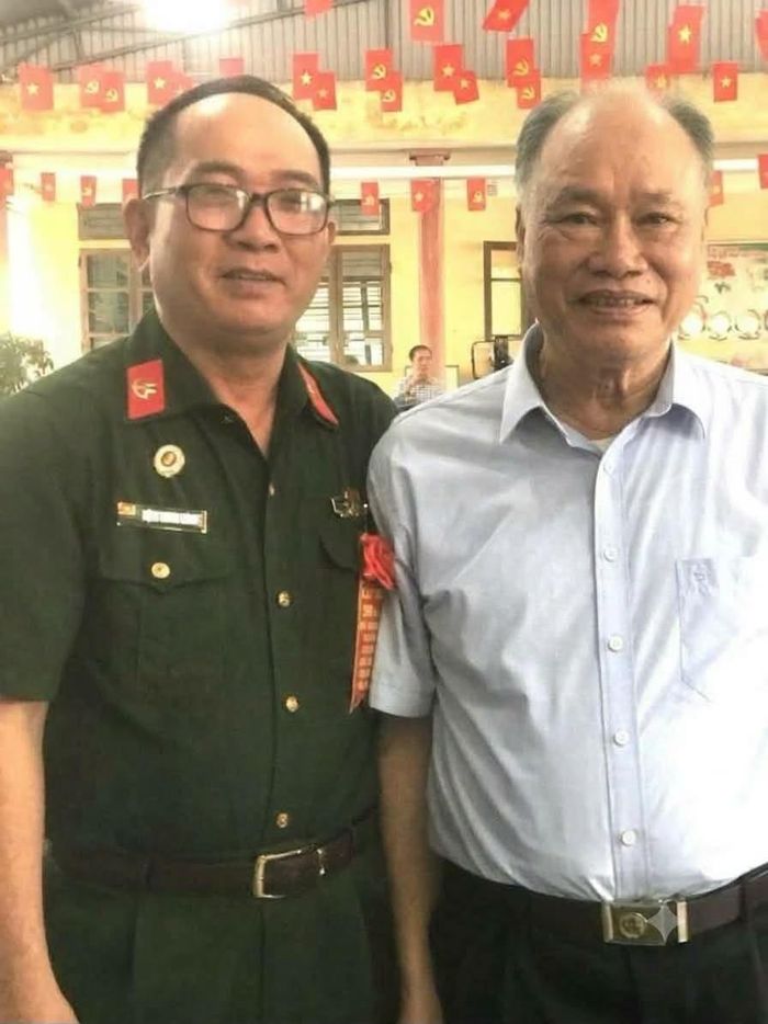 Thành Đô (bên trái) và Anh hùng Lực lượng vũ trang nhân dân Lương Văn Hạt tại lễ kỷ niệm 50 năm Ngày nhập ngũ (5/10/1976 – 5/10/2026) của Bộ đội Đặc công Thái Bình. Ảnh: Thành Đô.