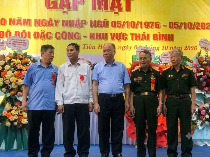 Ban Tổ chức trao quà cho 5 thương binh của Lữ đoàn Đặc công 113. Đại tá, Anh hùng Lực lượng vũ trang nhân dân Lương Văn Hạt (thứ 3 từ trái qua) tại sự kiện kỷ niệm 50 năm Ngày nhập ngũ Bộ đội Đặc công Thái Bình (5/10/1976 – 5/10/2026). Ảnh: Thành Đô.