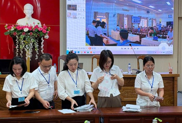 Trong hai ngày 25 và 26/9/2026, Công ty Đấu giá hợp danh Lam Sơn Sài Gòn tổ chức đấu giá quyền khai thác 58 mỏ khoáng sản tại Quảng Ngãi. Có 36 mỏ đấu giá thành công, gồm 19 mỏ cát, 6 mỏ đá, 10 mỏ đất và một mỏ sét.