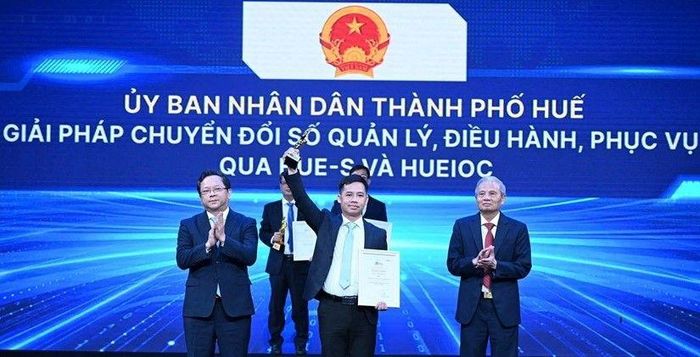 TP. Huế được vinh danh tại lễ trao giải thưởng với giải pháp chuyển đổi số trong quản lý, điều hành và phục vụ người dân, doanh nghiệp qua nền tảng Hue-S và IOC.