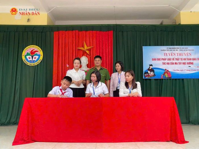 Thực hiện việc ký cam kết trường học không ma túy đối với tất cả các trường học trên địa bàn xã. Ảnh: Đồng Thưởng.