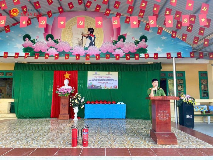 Lực lượng Công an xã Văn Hán tổ chức tuyên truyền giáo dục pháp luật, phòng, chống ma túy tại các trường học trên địa bàn xã. Ảnh: Đồng Thưởng.